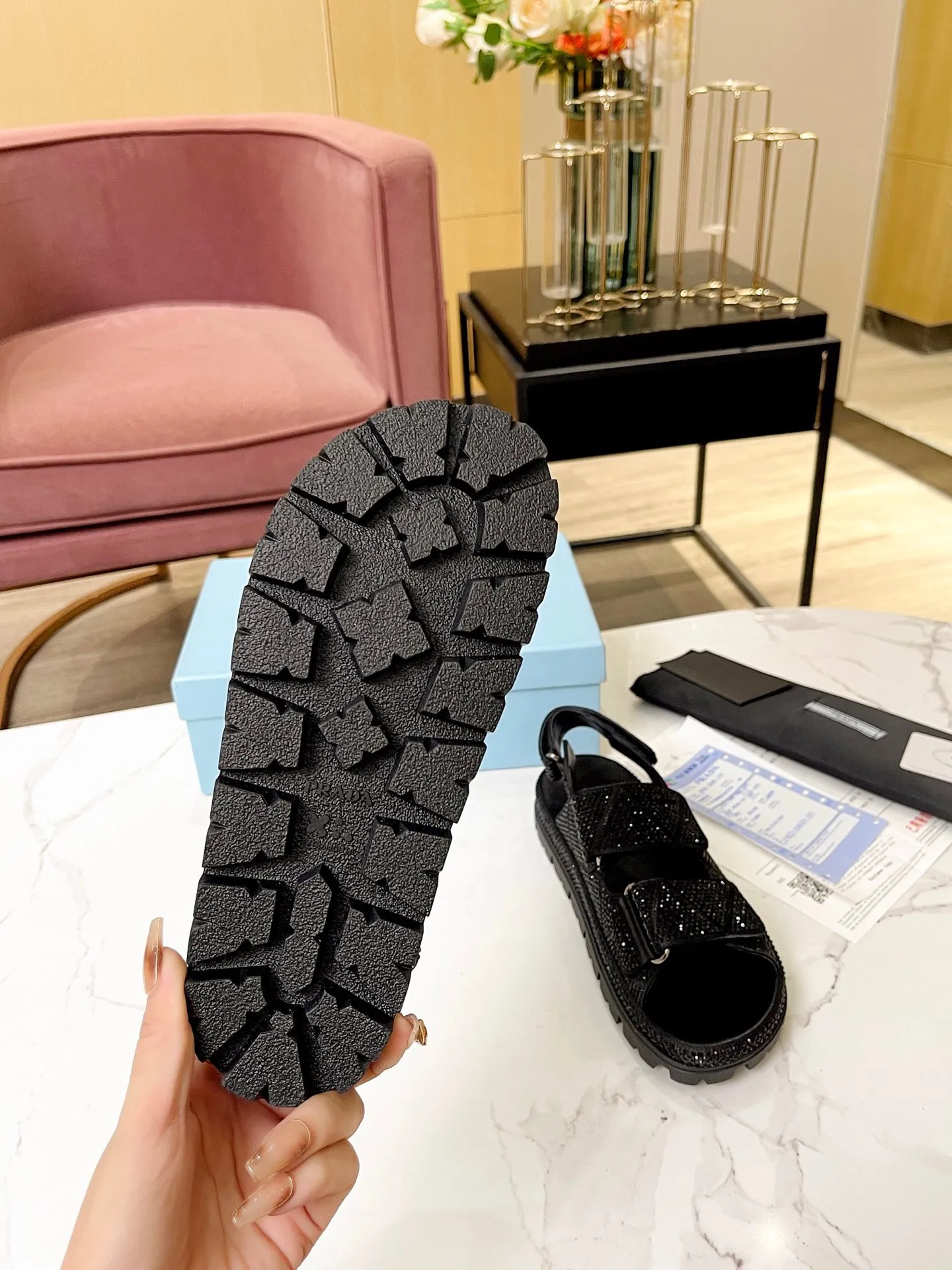 💕💕Factory direct selling price p600💕💕 𝐏𝐑𝐀𝐃𝐀 ｜𝟐𝟎𝟐3/𝐒𝐒 𝐧𝐞𝐰 High version 💯💯💯 Parda 2023/fw new series Prada triangle logo rhinestone counter [authentic grade] version‼ ️Purchase ZP customization, the highest version on the market‼ ️ The original development shoe shape is super correct ‼ ️Highest restoration shoe type ‼ ️ Very good wrapping, slimming, high-end, super comfortable ‼ ️ Upper: imported silk, lining: lambskin, customized molding with iconic logo triangle buckle, outsole: original molding + hot-drilling process + pure handmade precision production. Code number: 35-39 (40, 41, customizable and non-returnable)